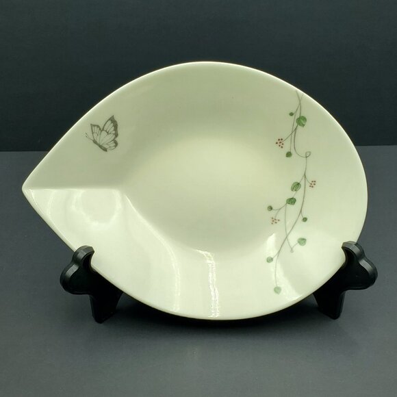 Kotobuki Spouted Bowl Made in Japan Floral Butterfly Serving Bowl - Picture 1 of 6